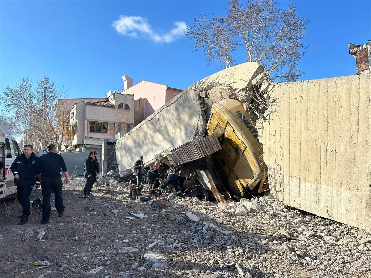 4 katlı bina çöktü, iş makinesi operatörünün enkazdan cansız bedeni çıkarıldı