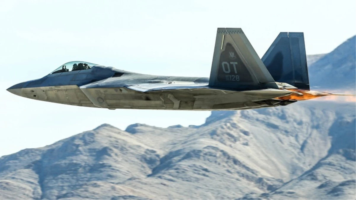 ABD, hiç kimseye satmadığı F-22 savaş uçaklarını Orta Doğu'ya konuşlandırdı