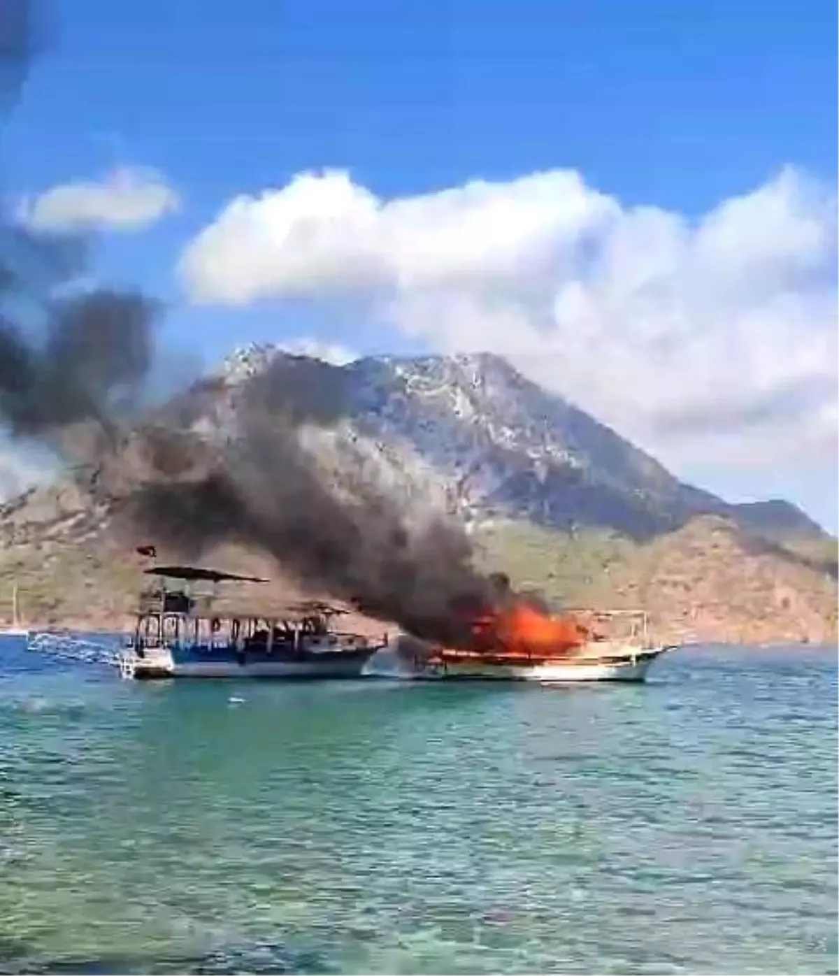Adrasan'da Tur Teknesi Yangında Küle Döndü