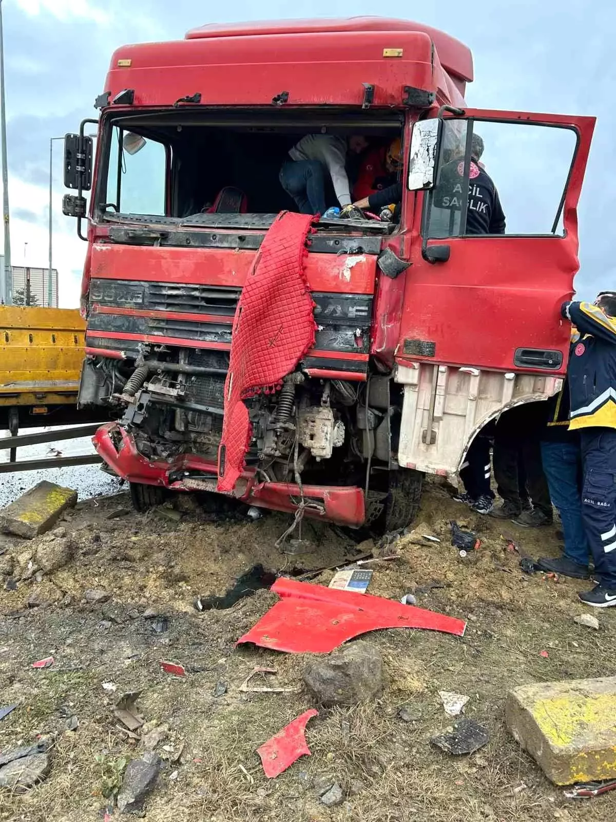 Afyonkarahisar'da Tır ve Kamyon Çarpıştı: 1 Ölü, 1 Yaralı