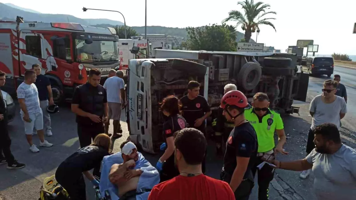 Alanya'da Otomobil ve Kamyon Çarpıştı: 1 Ağır Yaralı