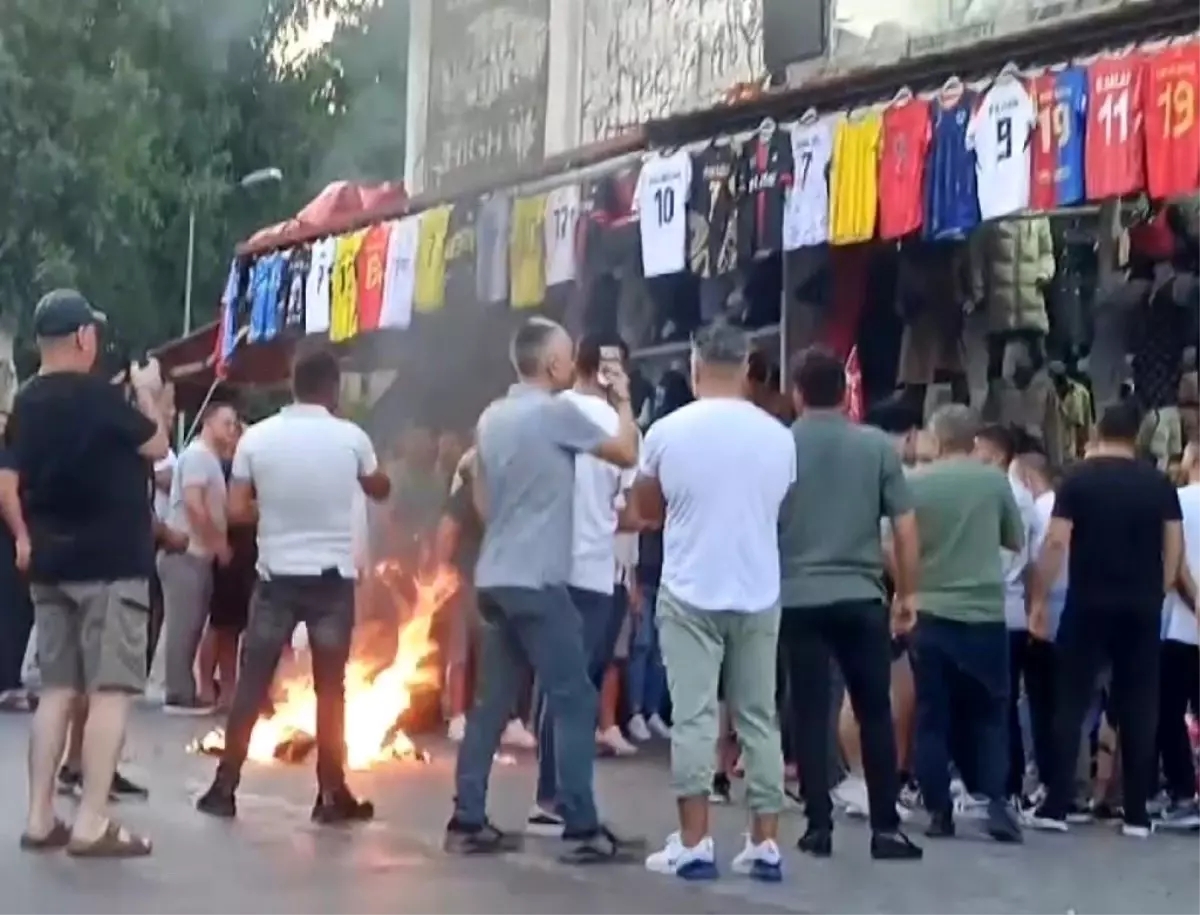 Alanya'da Satışı Yasak Ürünler İçin Arbede: Polis ve Esnaf Karşı Karşıya Geldi