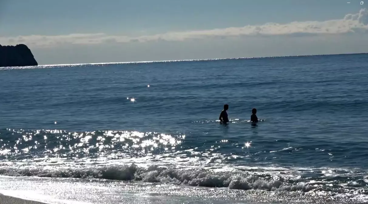 Alanya'da Turist Akını: Güneşli Günlerin Tadını Çıkardılar