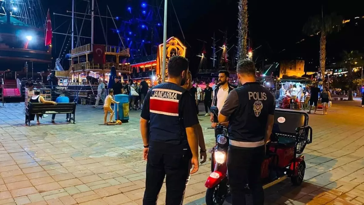 Alanya'da Yaya Trafiğini Tehlikeye Düşüren Motosiklet Sürücülerine Cezai İşlem