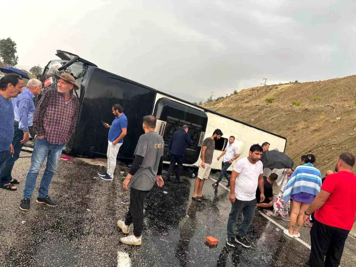 Antalya-Denizli Karayolunda Otobüs Devrildi: 10 Yaralı