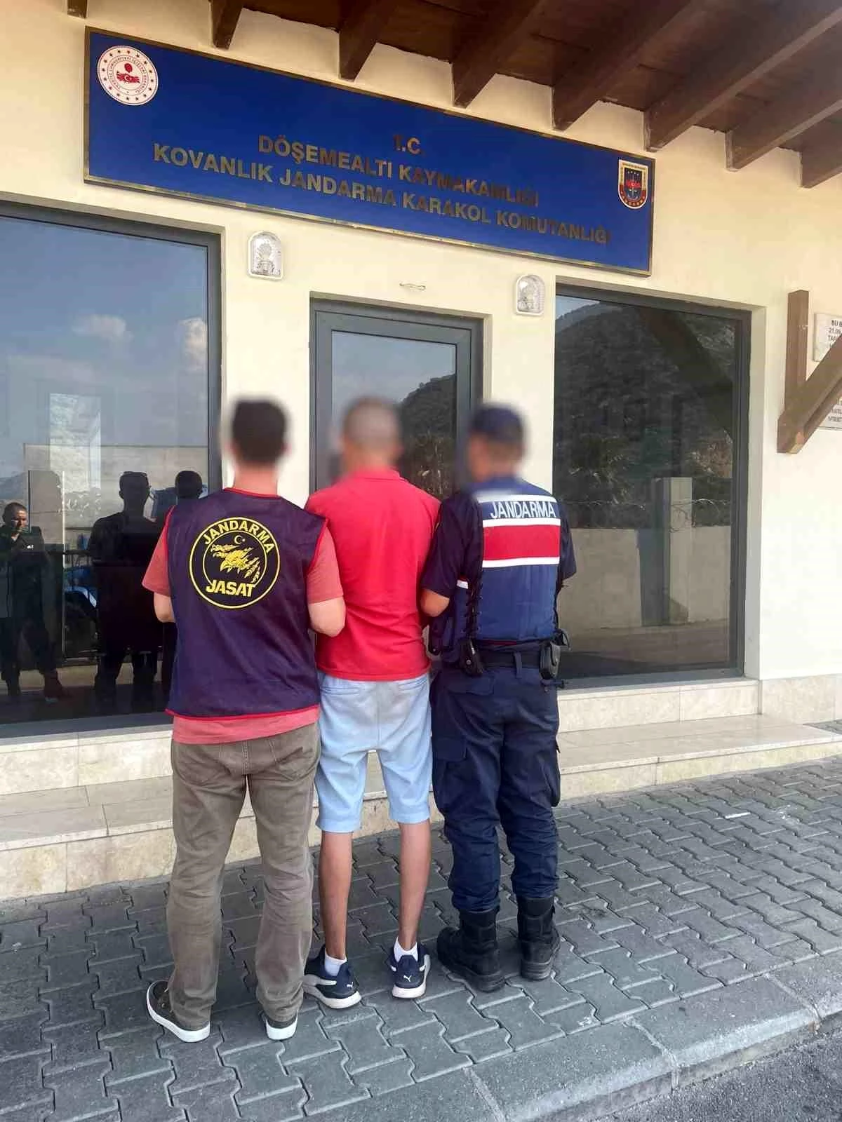 Antalya'da 14 suç kaydı bulunan şahıs yakalandı