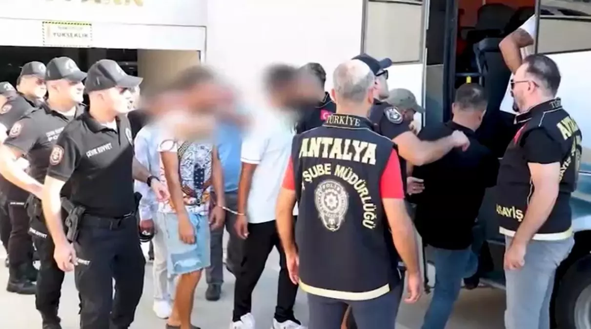 Antalya'da 140 Aranan Şahıs Yakalandı