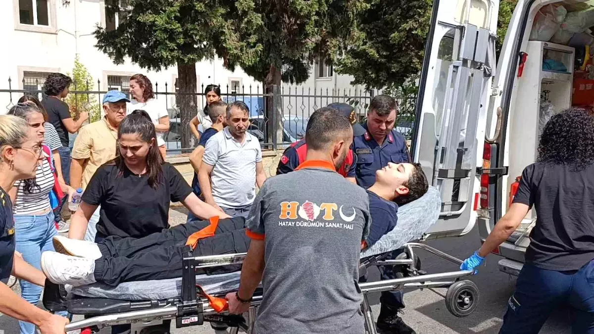 Antalya'da 15 Yaşındaki Genç Bayıldı, Hastaneye Kaldırıldı