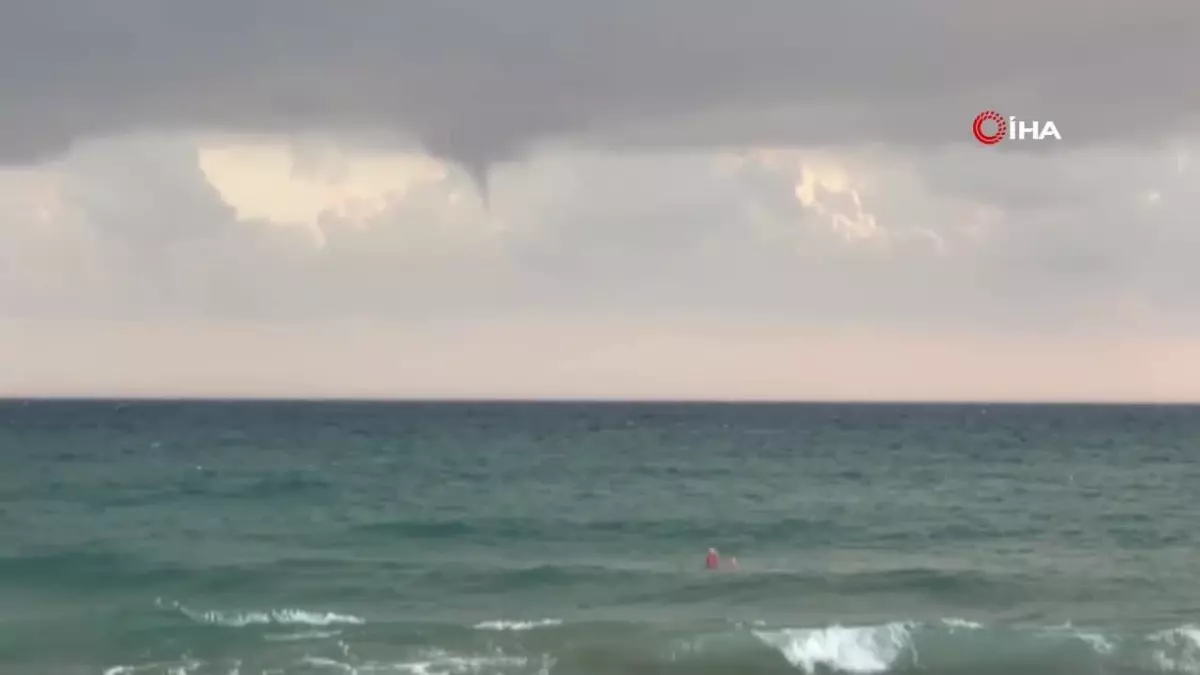 Antalya'da 3 Ayrı Noktada Hortum Çıktı, Tatilciler Keyiflerine Devam Etti