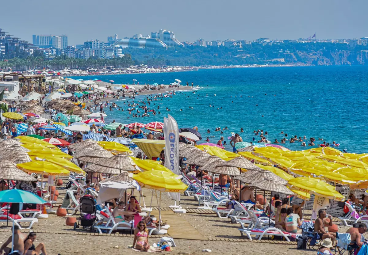 Antalya'da 30 Ağustos Zafer Bayramı Tatilinde Sahiller Dolup Taştı