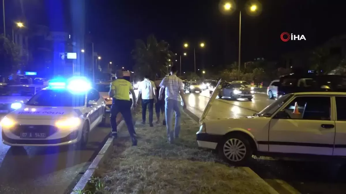 Antalya'da 4 araç birbirine girdi, trafik polisi yağı temizledi