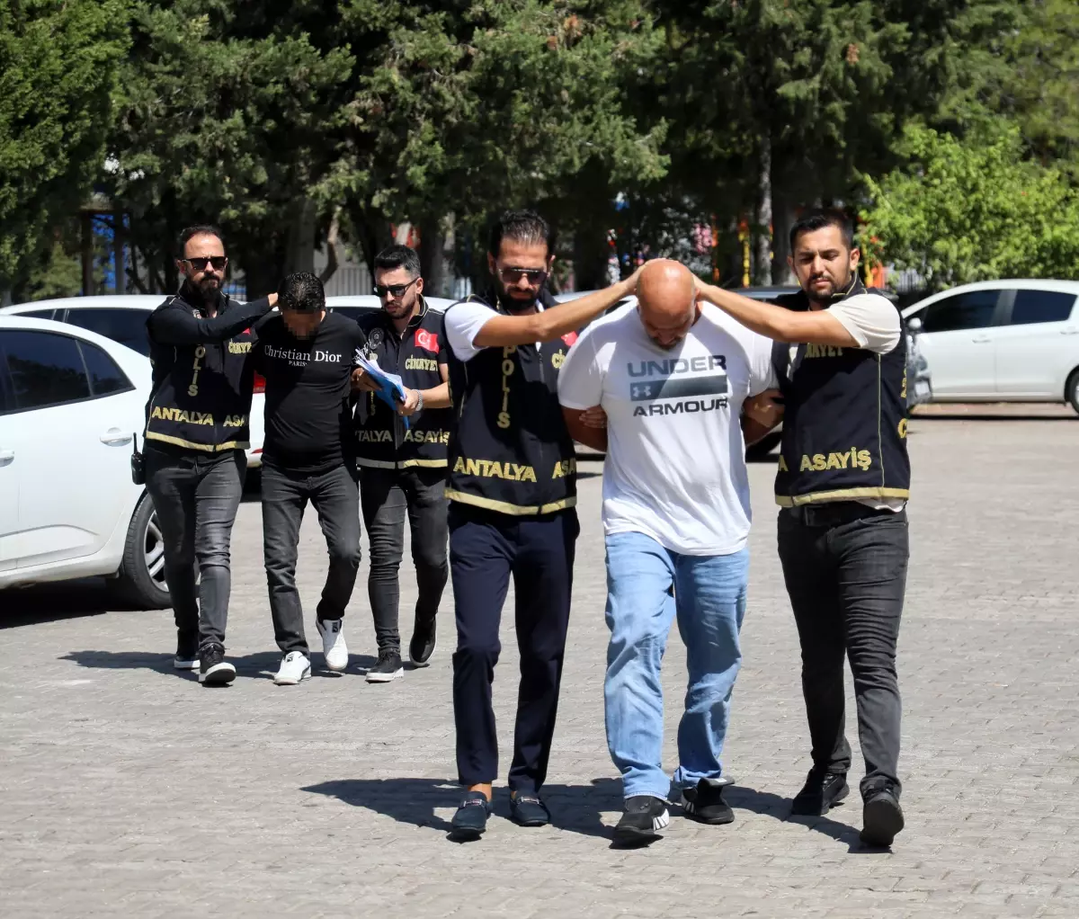 Antalya'da boşanma aşamasındaki eşi öldüren şüpheliler adliyeye sevk edildi