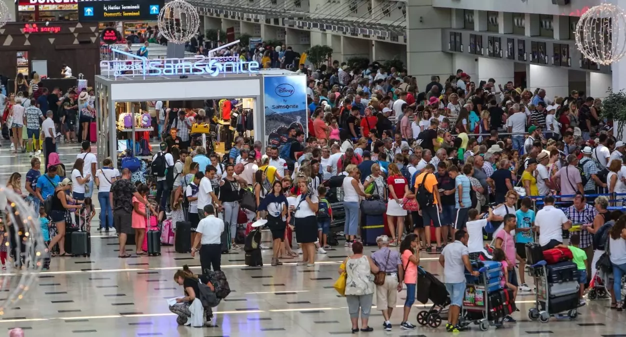 Antalya'da Cumartesiler Turizmcileri Sevindiriyor