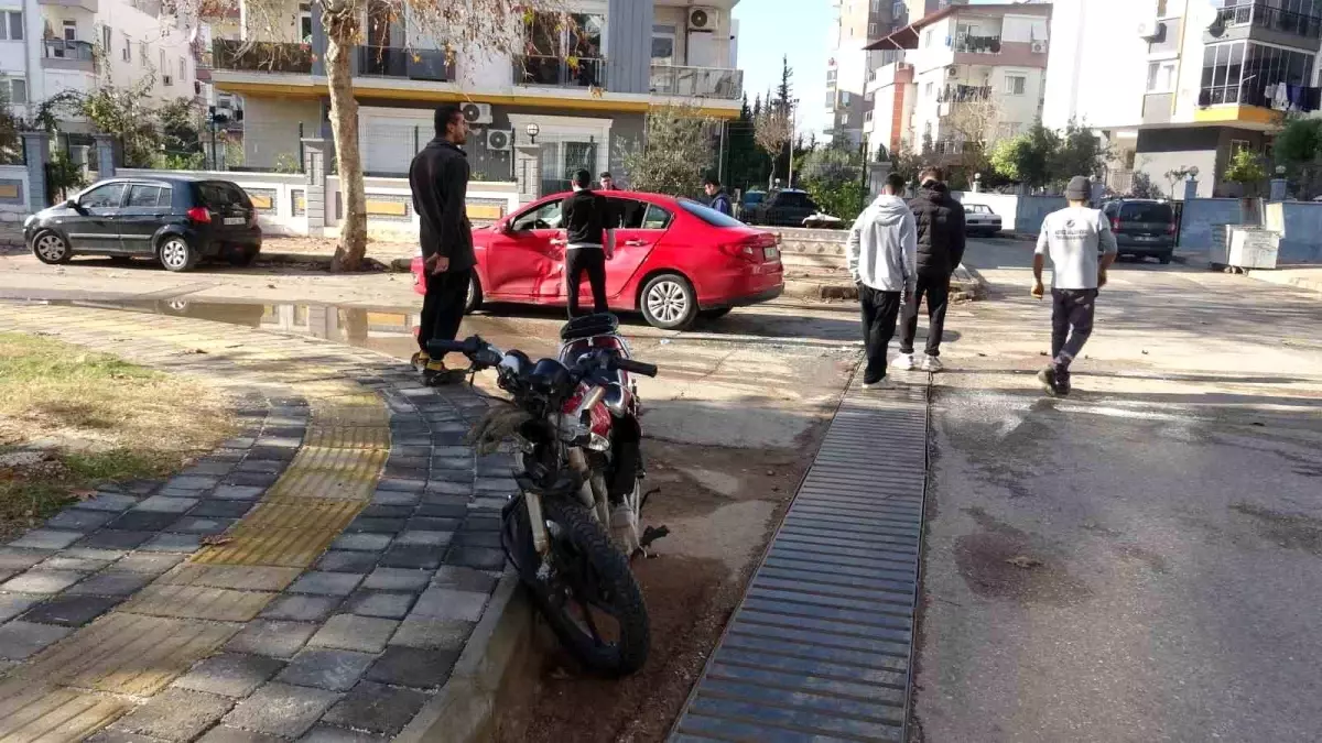 Antalya'da Ehliyetsiz Motosiklet Sürücüsü Kazada Yaralandı