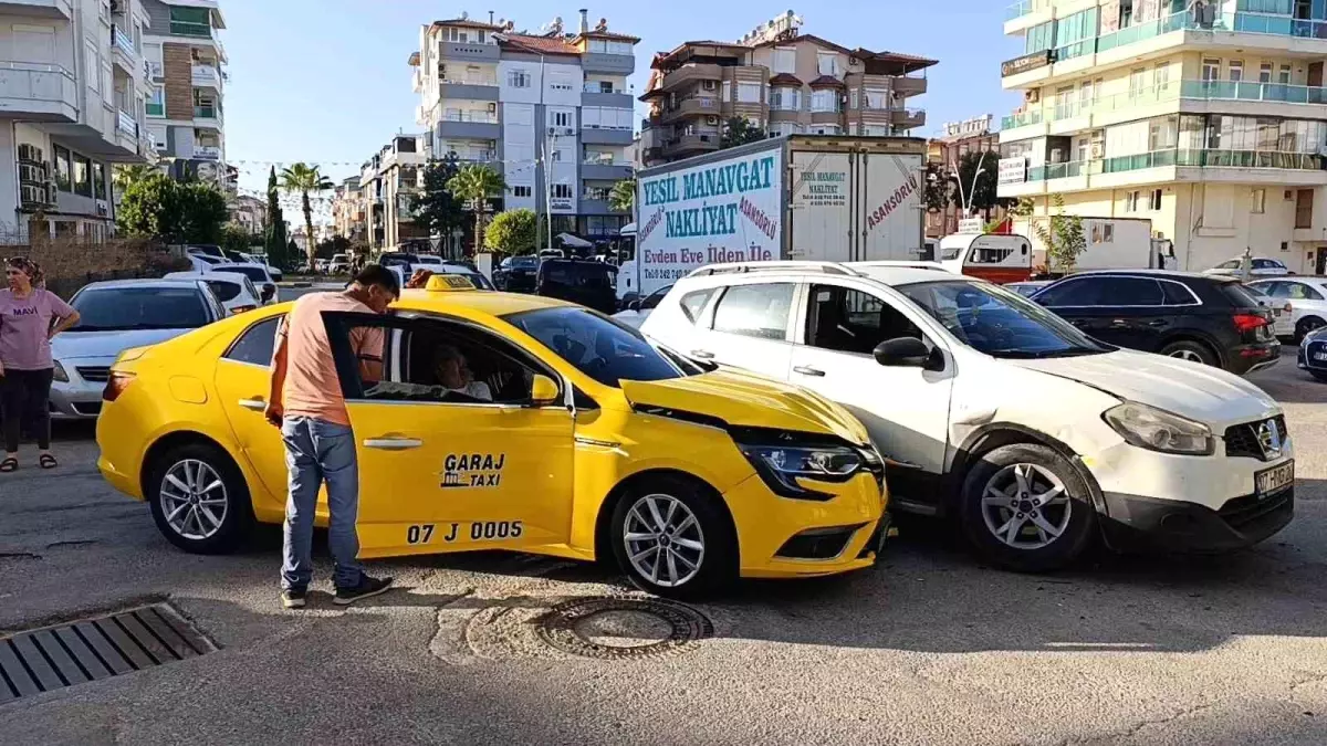 Antalya'da Ehliyetsiz Sürücü Trafik Kazası Geçirdi