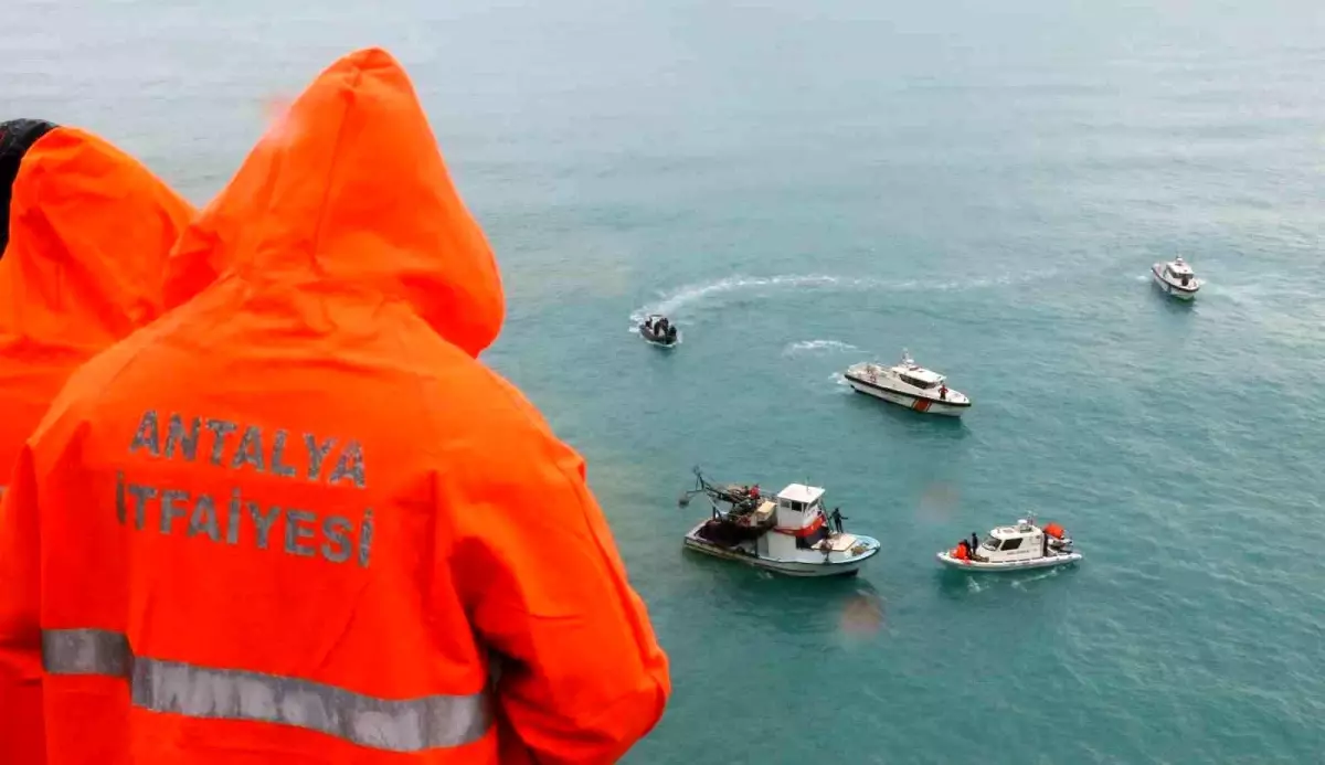 Antalya'da Falezlerden Düşen Araç İçin Arama Çalışmaları Devam Ediyor