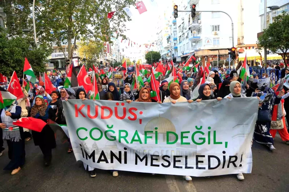 Antalya'da Filistin'e Destek Yürüyüşü Düzenlendi