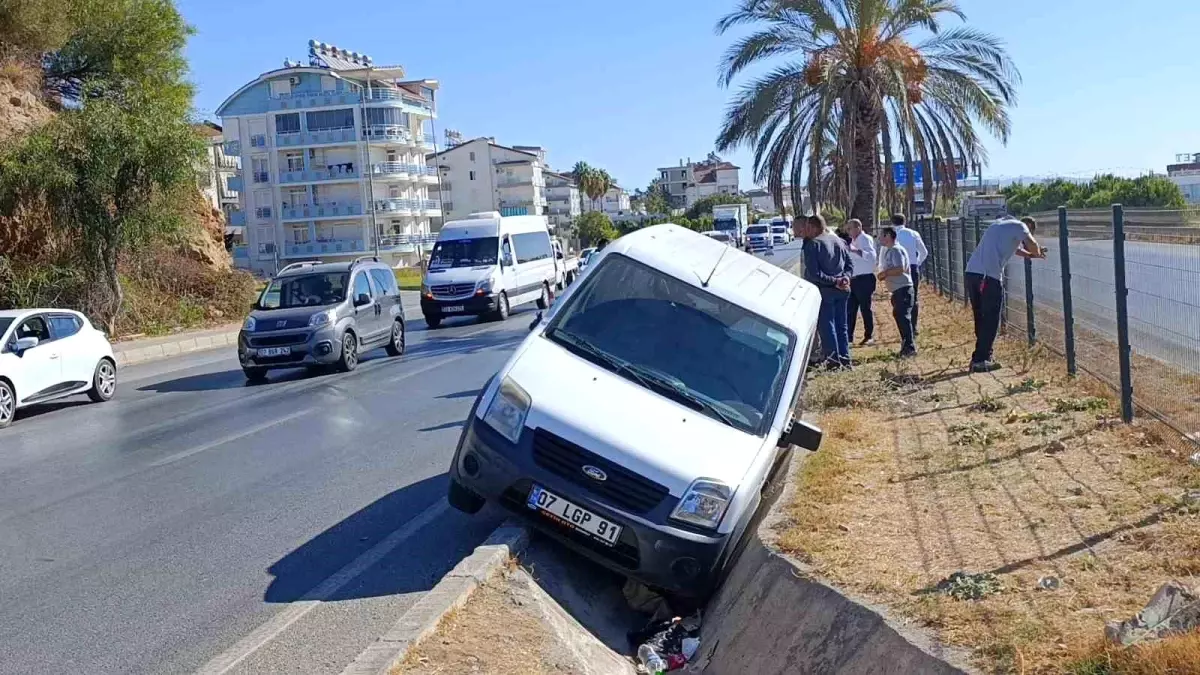 Antalya'da Hafif Ticari Araç Kaza Yaptı, Sürücü Yara Almadan Kurtuldu