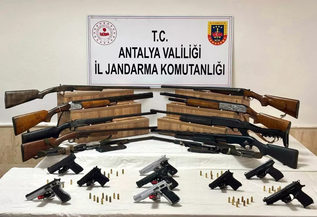 Antalya'da Jandarma Operasyonu: Ruhsatsız Silahlar Ele Geçirildi