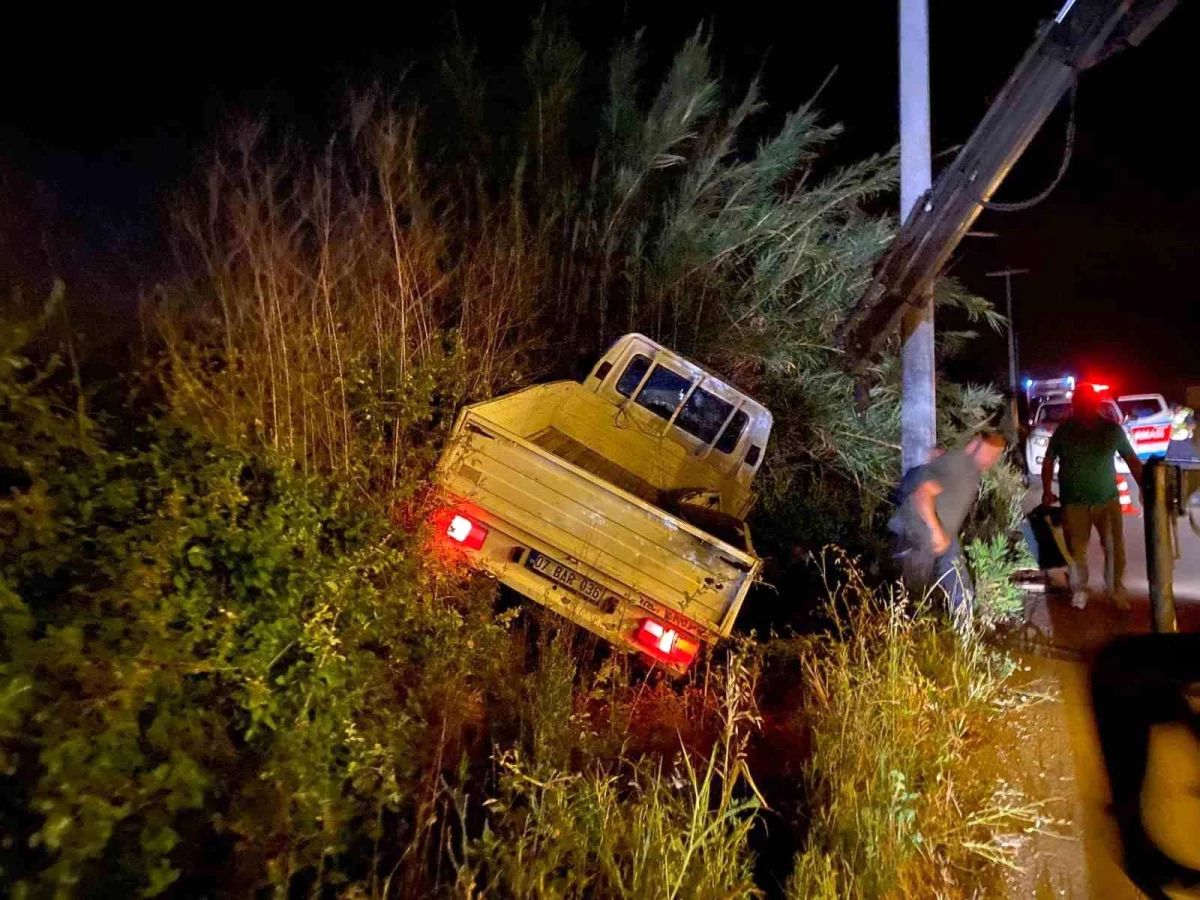 Antalya'da Kamyonet Şarampole Uçtu: 1 Yaralı
