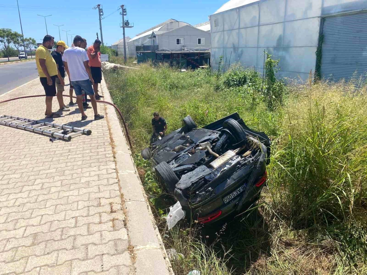 Antalya'da kavşakta meydana gelen kazada 2 kişi yaralandı