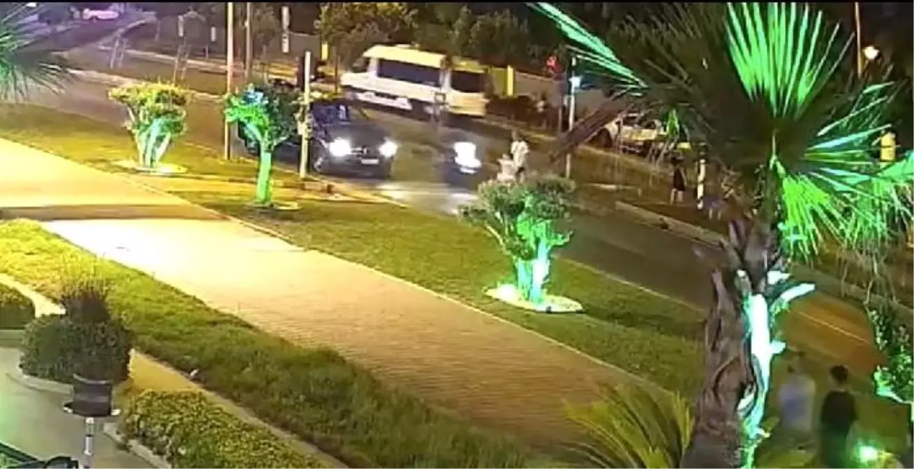 Antalya'da Kırmızı Işıkta Geçen Motosikletli Çocuğa Çarptı