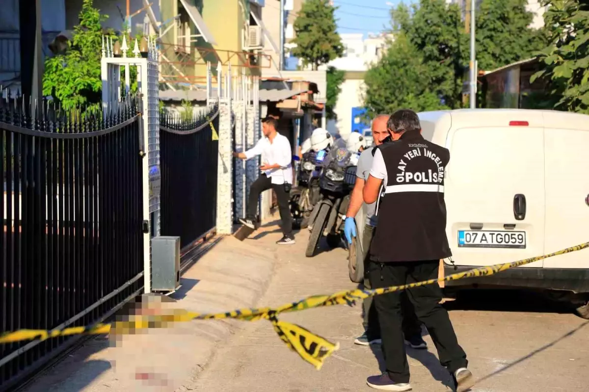 Antalya'da Kuyumcuya Silahlı Saldırı: Bir Kişi Yaralandı, Saldırganlar Darp Edildi