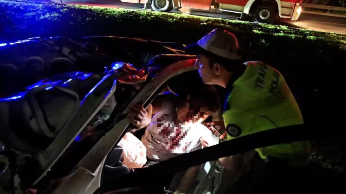 Antalya'da Lüks Otomobil Kazası: Sürücü Kanlar İçinde Kaldı