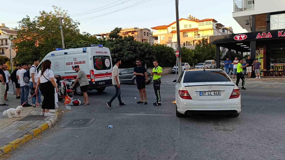 Antalya'da motosiklet ile otomobil çarpıştı: 2 yaralı