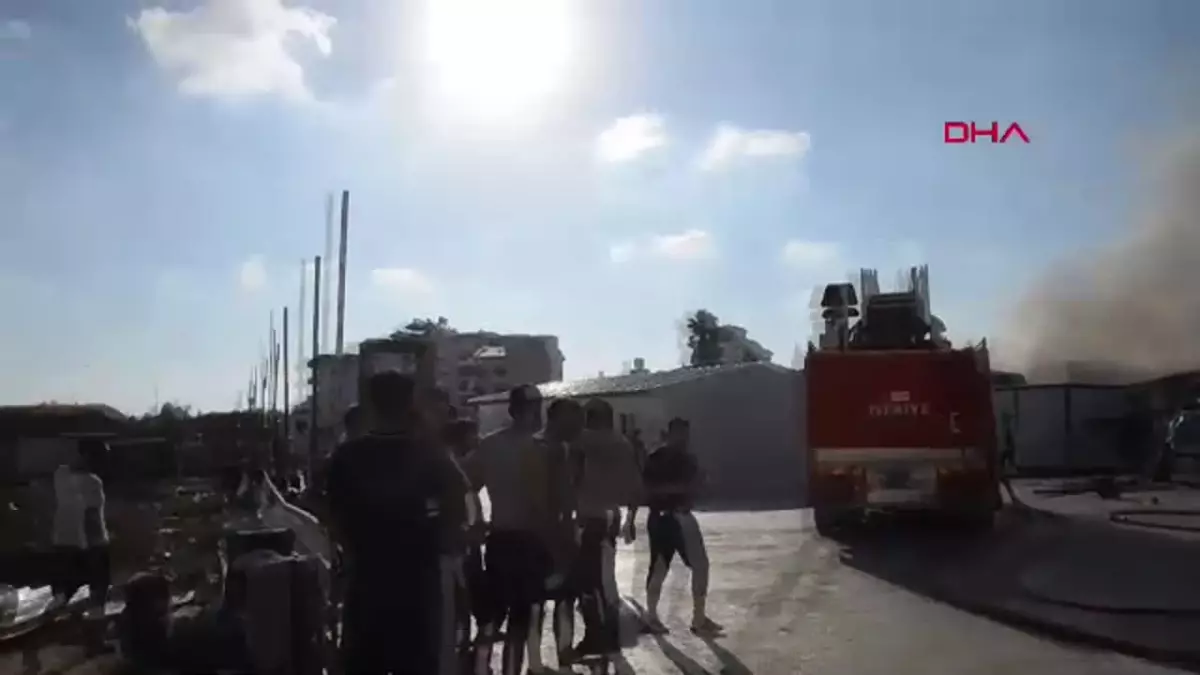 Antalya'da Otel Şantiyesinde Yangın: 10 Konteyner Yandı