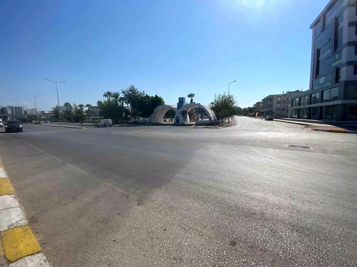 Antalya'da Otobüs Terminaline Gitmek İsteyen Yayaya Otomobil Çarptı