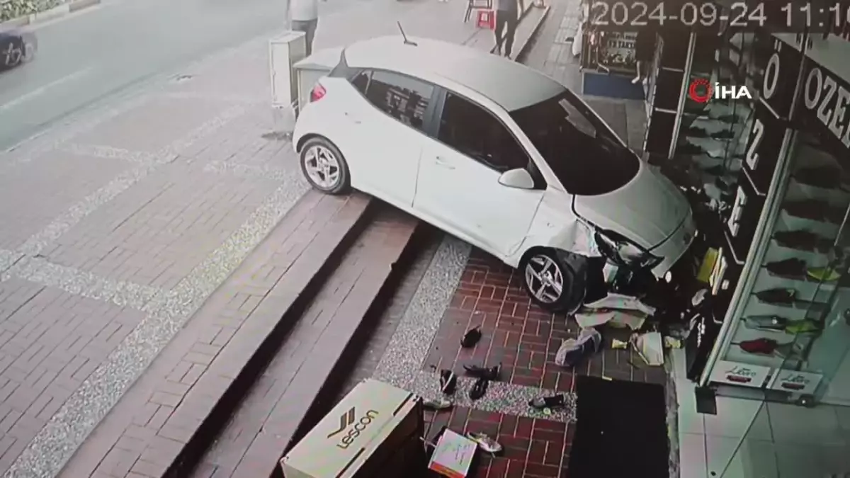 Antalya'da Otomobil Ayakkabı Mağazasına Girdi, Şans Eseri Yaralanan Olmadı