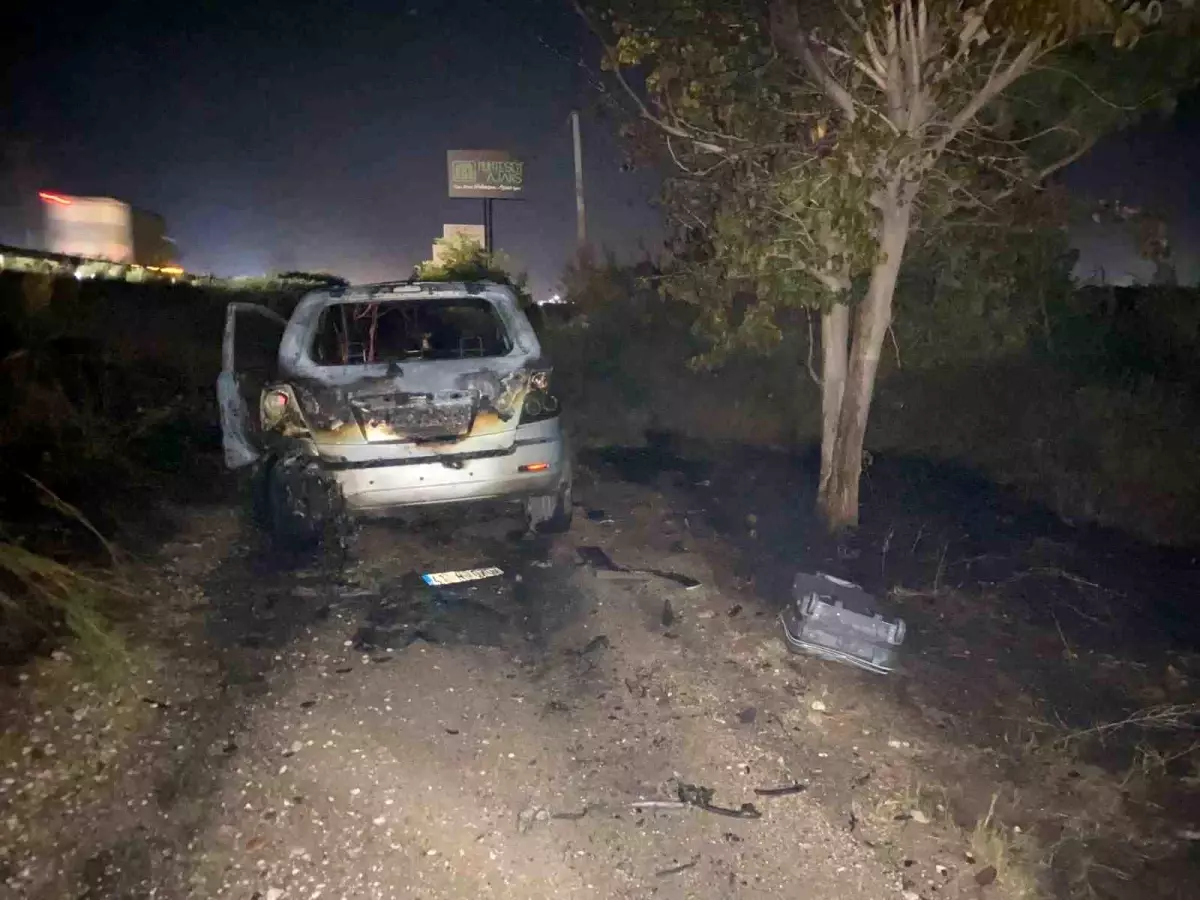 Antalya'da Park Halindeki Cip Alev Aldı, Sürücü Son Anda Kurtuldu