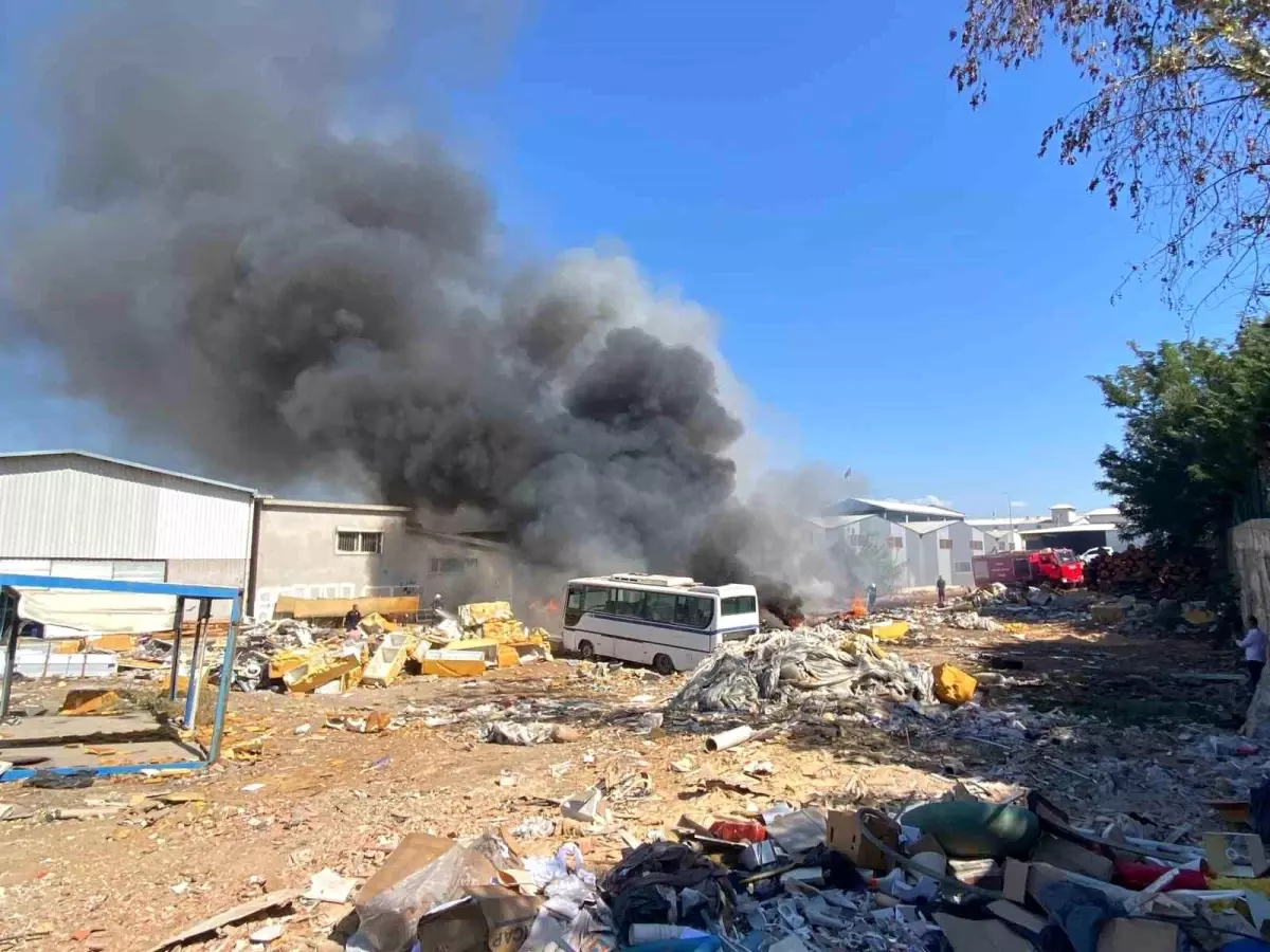 Antalya'da Sanayi Atıkları Yangın Çıkardı
