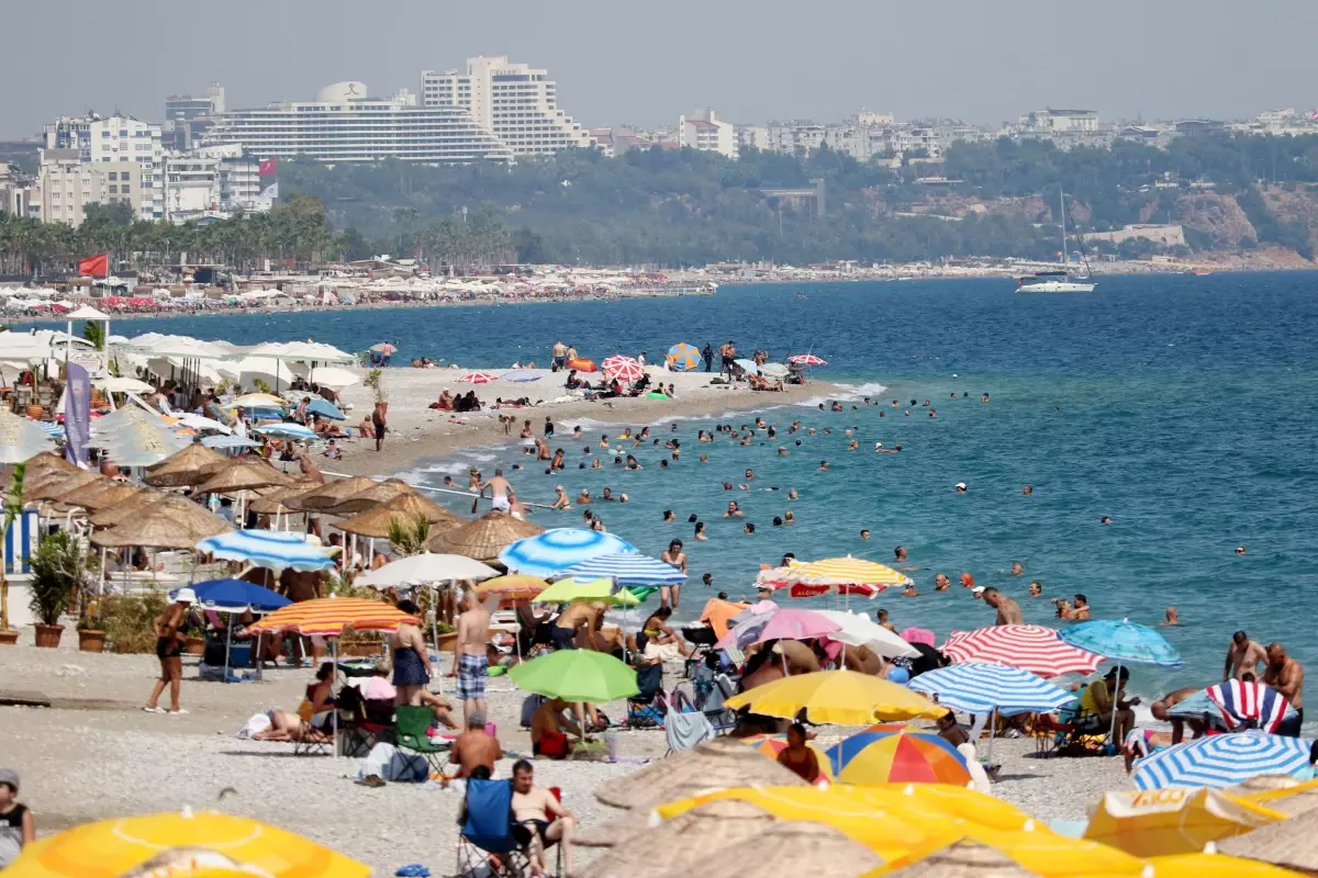 Antalya'da Sıcak Havada Sahiller Doldu