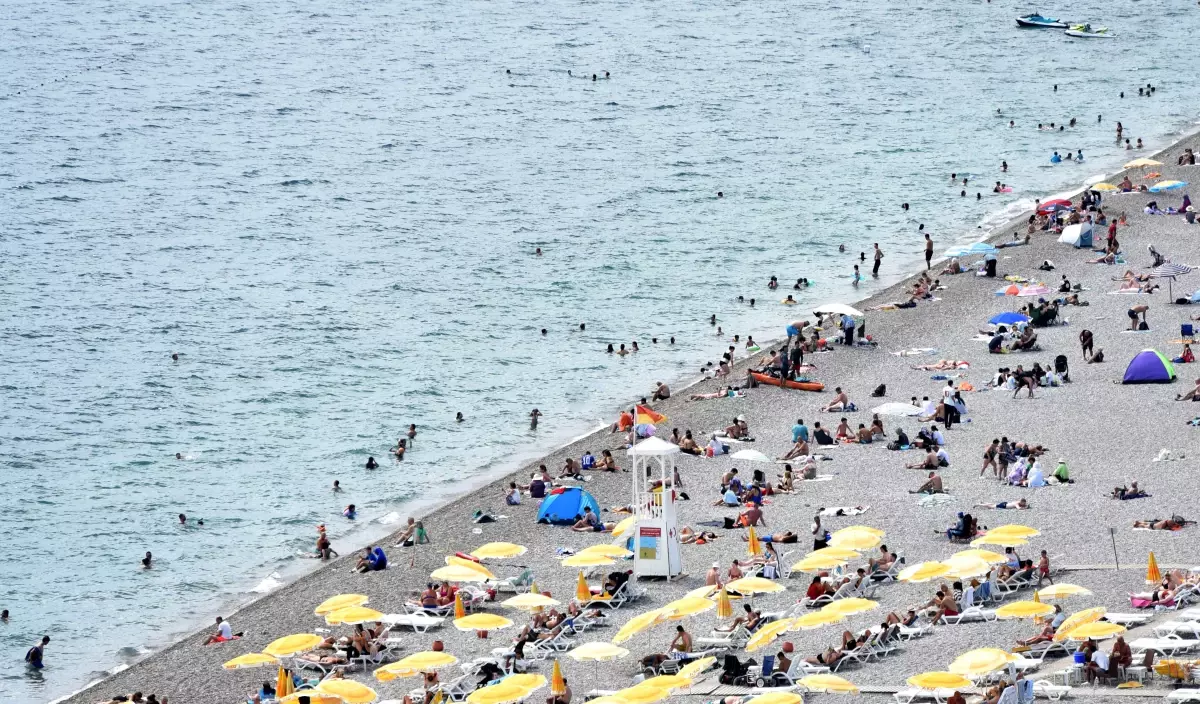 Antalya'da Sonbahar Keyfi: 30 Derecede Denize Girenler