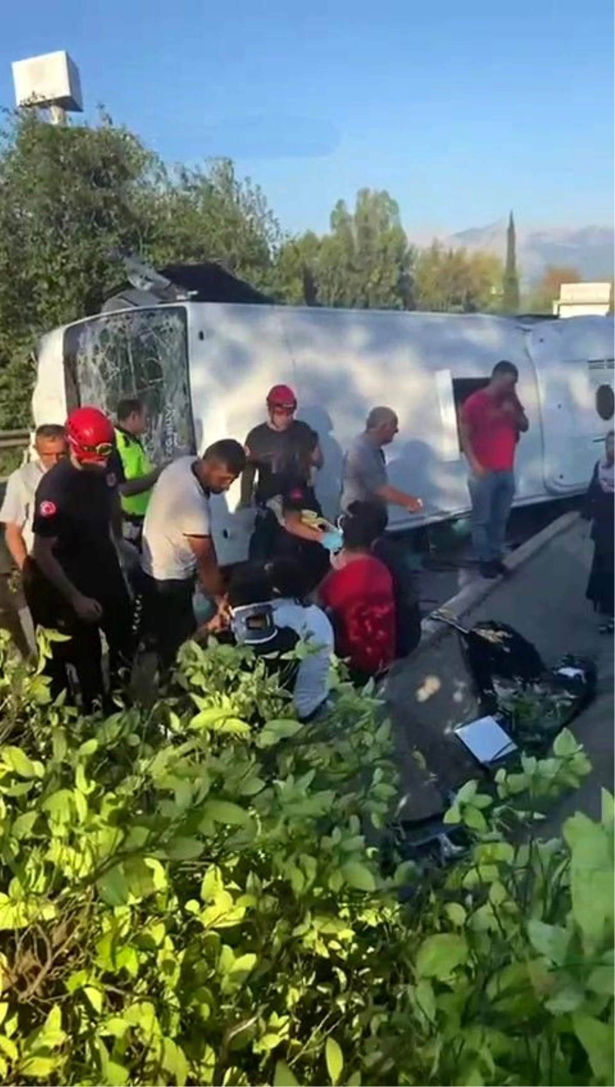 Antalya'da trafik kazasında 7 kişi yaralandı, sürücü hayatını kaybetti