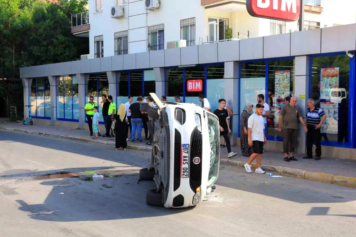 Antalya'da Trafik Kazasında Yardıma Koşan Vatandaşlar Güvenlik Kamerasına Yansıdı