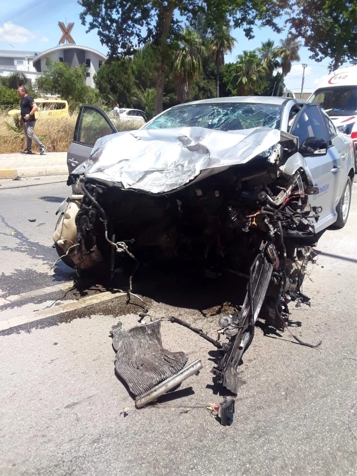 Antalya'da Tur Minibüsü ile Otomobil Çarpıştı: 2 Yaralı