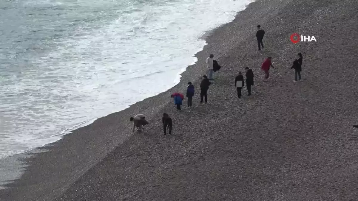 Antalya'da Turuncu Kod Uyarısıyla Güneşli Hava ve Deniz Keyfi