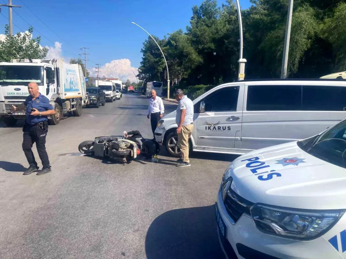 Antalya'da VİP Araç ile Motosiklet Çarpıştı: 1 Yaralı