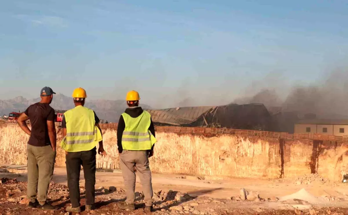 Antalya'da Yangın İşçilerin Yatakhanesine Sıçradı