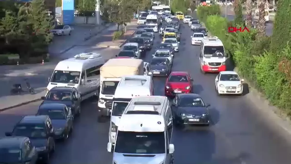Antalya'da Yeni Eğitim Öğretim Yılı Başladı, Trafik Kilitlendi