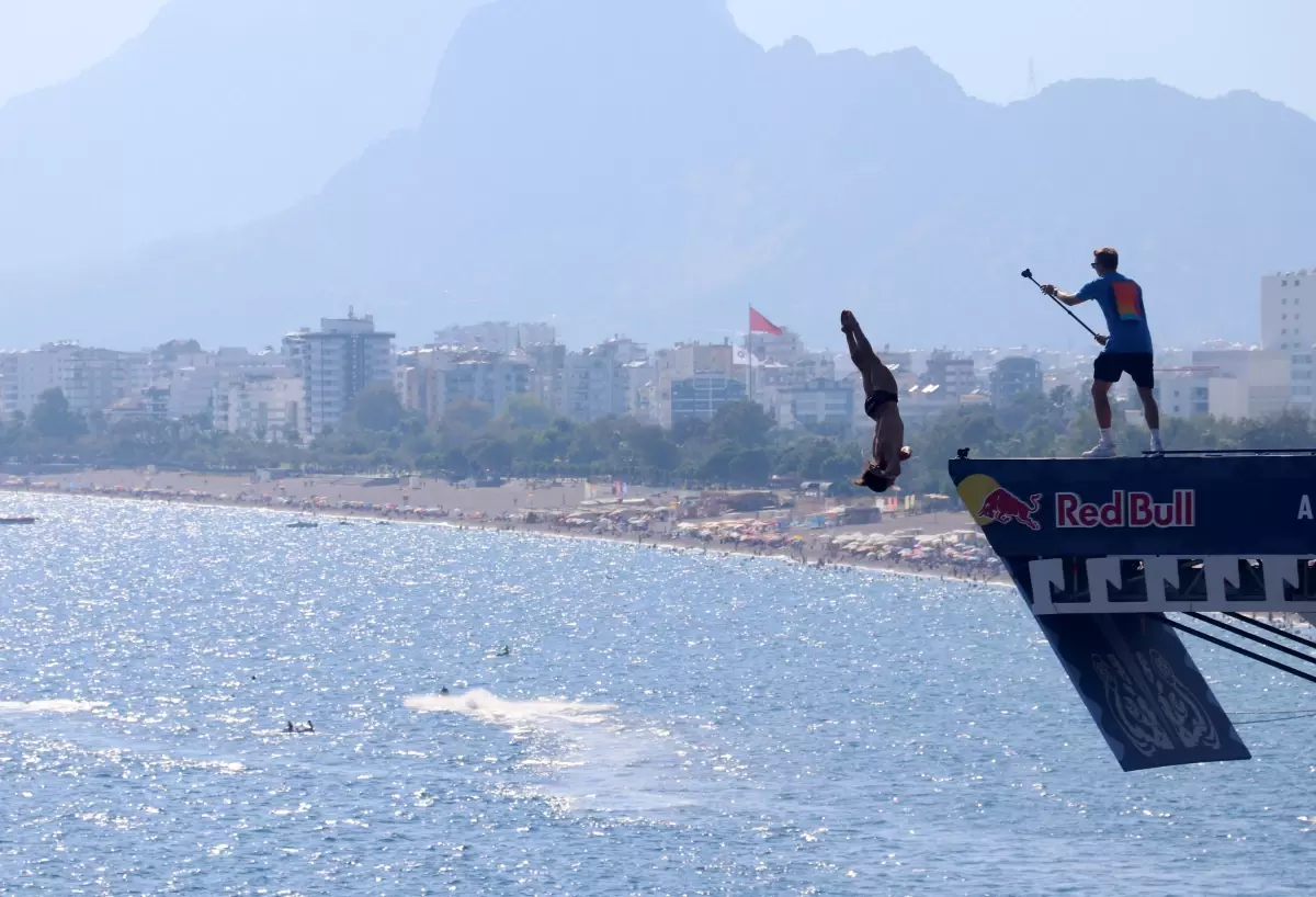 Antalya'da Yüksekten Denize Atlama Etkinliği Heyecanla İzleniyor