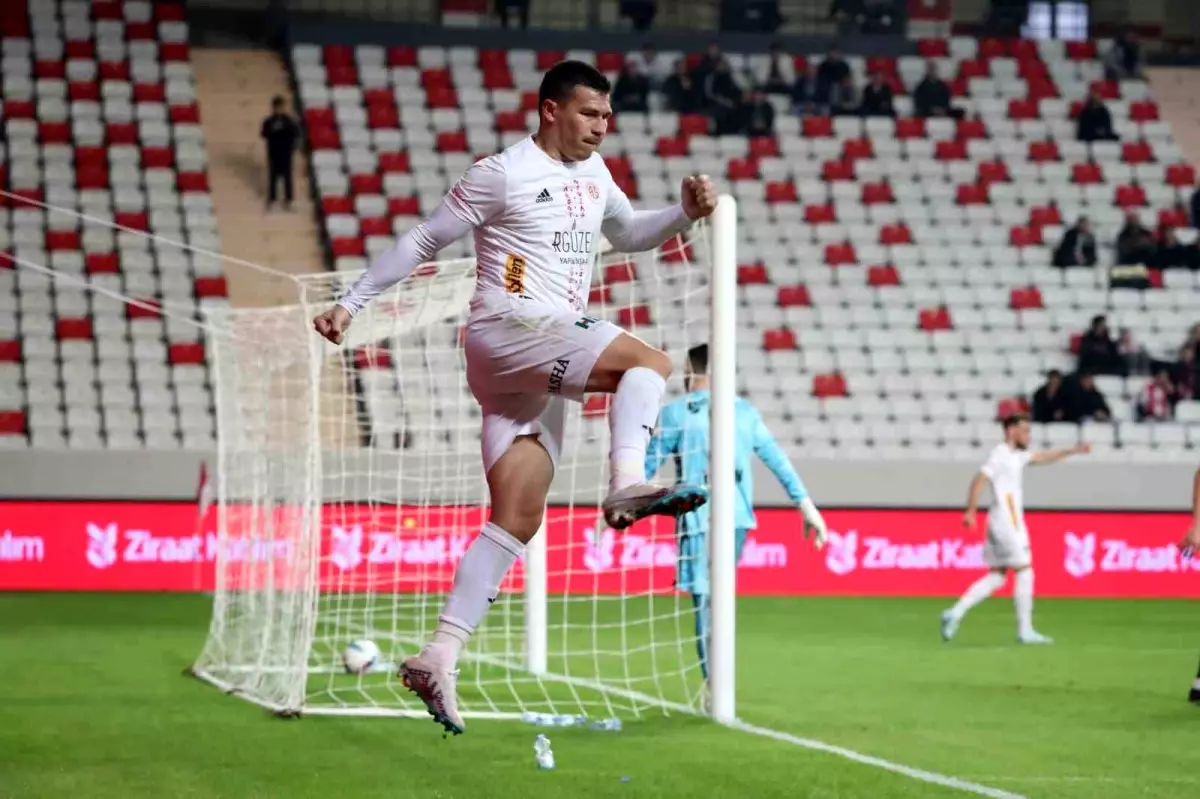 Antalyaspor, Kocaelispor'u 2-0 Önde Geçti