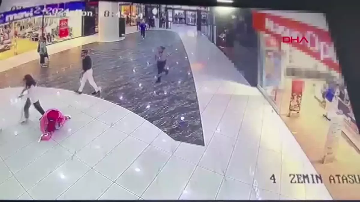 AVM'de karşılaştığı eski sevgilisi ve ablasını darp etti