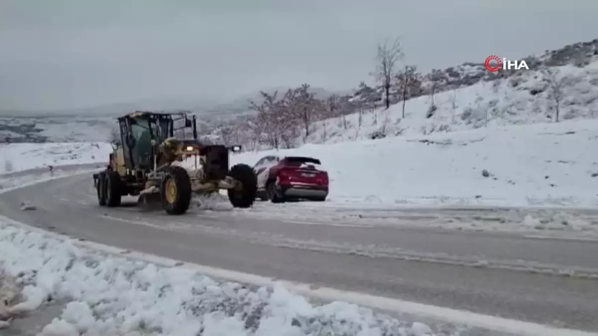 Burdur'da Mevsimin İlk Karı Yol ve Ulaşımı Etkiledi