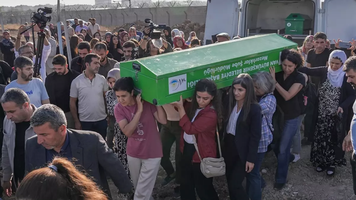 Cansız bedeni bulunan Rojin'in tabutunu kadınlar taşıdı