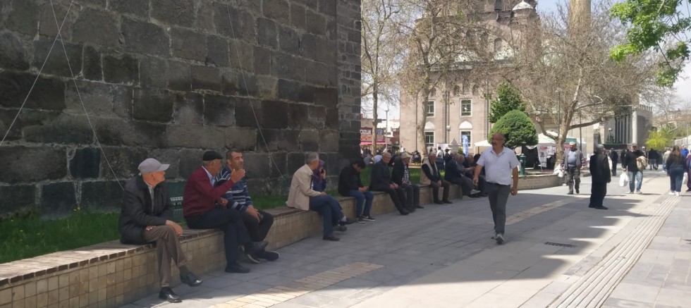 Emekliler yoksullukla boğuşuyor