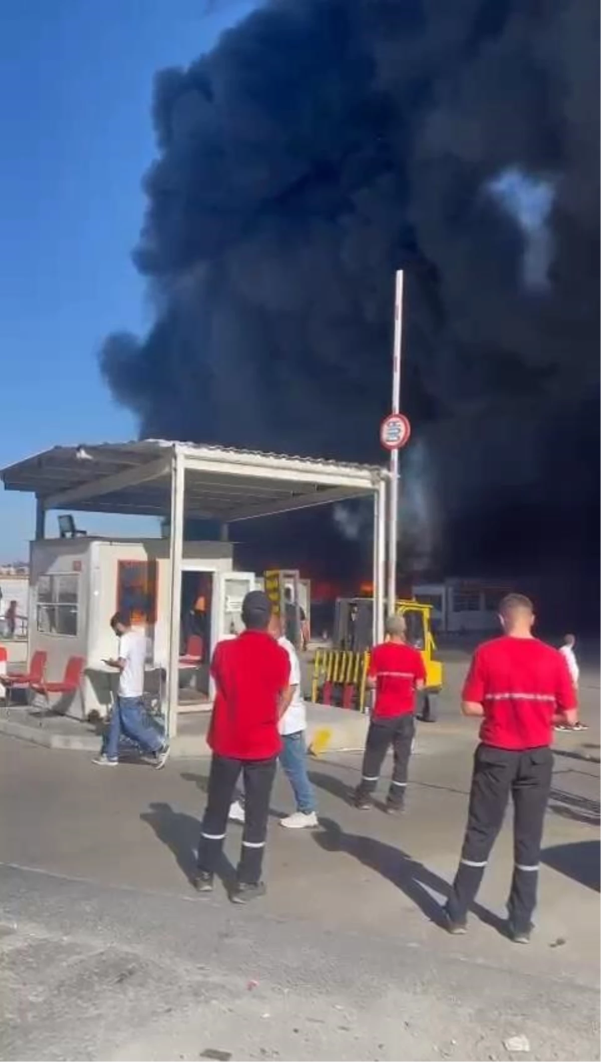 Esenyurt'ta bir zincir markete ait depoda yangın çıktı